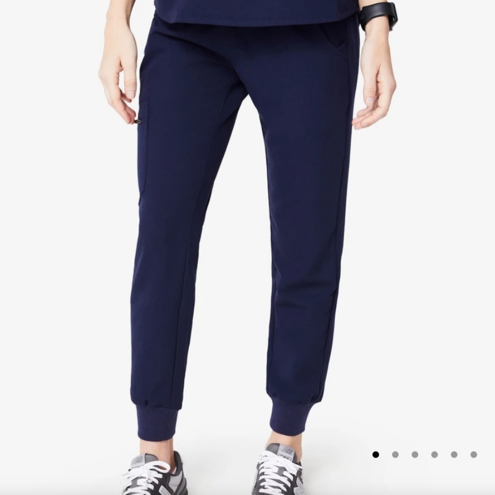 FIGS XS 3 pocket scrub top and S joggers